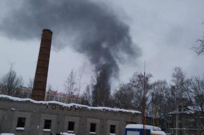 В Рязани загорелось производственное здание бывшего завода САМ